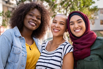 Diferencias raciales y étnicas en pruebas genéticas realizadas en mujeres jóvenes que padecieron cáncer de mama